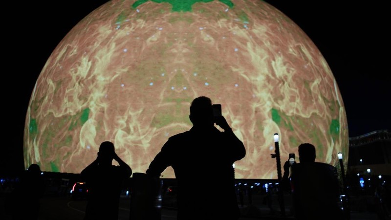 Pemandangan umum malam pembukaan Sphere menjelang pertunjukan band rock Irlandia U2 di The Venetian Resort di Las Vegas, Nevada, pada 29 September 2023. (Ronda Churchill / AFP)