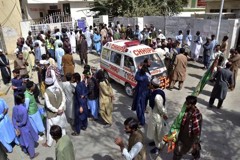 Petugas penyelamat membersihkan puing-puing masjid yang rusak, setelah ledakan bunuh diri di Hangu, Pakistan 29 September 2023. (REUTERS/Stringer)