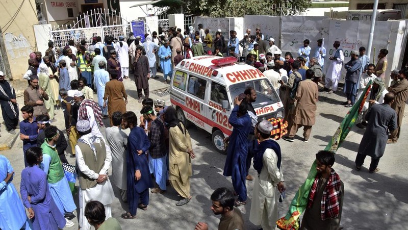 Petugas penyelamat membersihkan puing-puing masjid yang rusak, setelah ledakan bunuh diri di Hangu, Pakistan 29 September 2023. (REUTERS/Stringer)