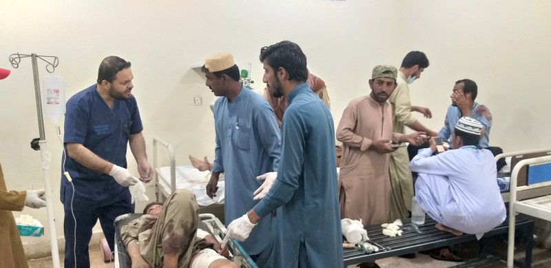 Petugas penyelamat membersihkan puing-puing masjid yang rusak, setelah ledakan bunuh diri di Hangu, Pakistan 29 September 2023. (REUTERS/Stringer)