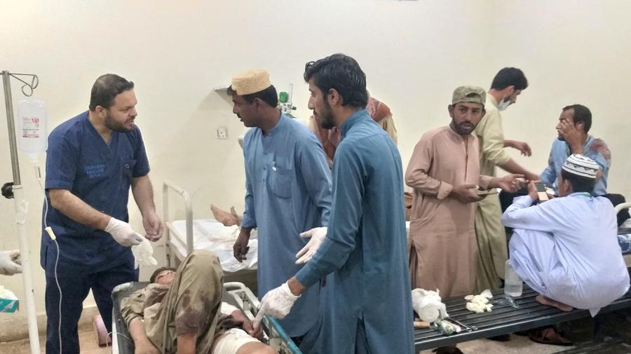 Petugas penyelamat membersihkan puing-puing masjid yang rusak, setelah ledakan bunuh diri di Hangu, Pakistan 29 September 2023. (REUTERS/Stringer)