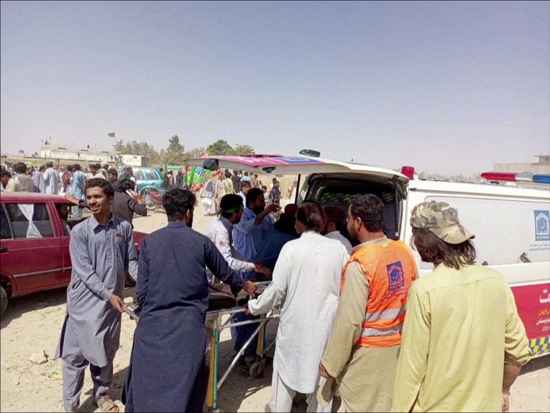 Petugas penyelamat membersihkan puing-puing masjid yang rusak, setelah ledakan bunuh diri di Hangu, Pakistan 29 September 2023. (REUTERS/Stringer)