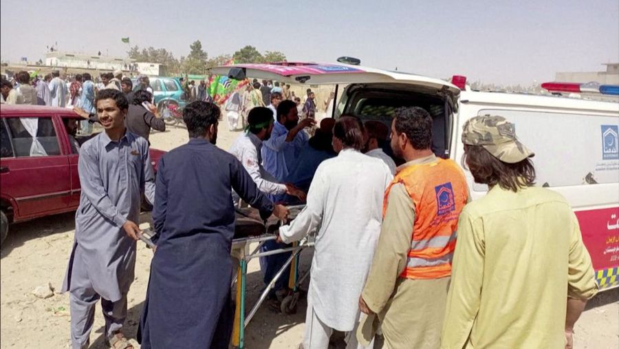Petugas penyelamat membersihkan puing-puing masjid yang rusak, setelah ledakan bunuh diri di Hangu, Pakistan 29 September 2023. (REUTERS/Stringer)