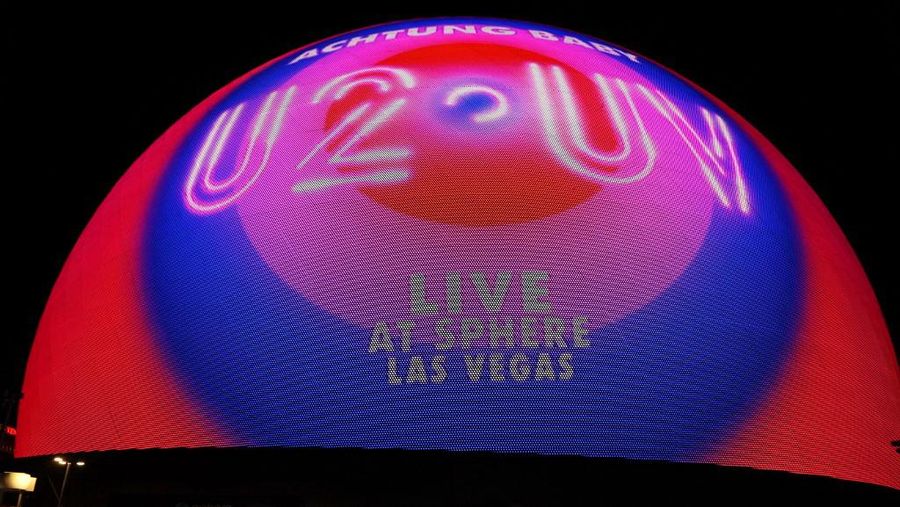 Pemandangan umum malam pembukaan Sphere menjelang pertunjukan band rock Irlandia U2 di The Venetian Resort di Las Vegas, Nevada, pada 29 September 2023. (Ronda Churchill / AFP)