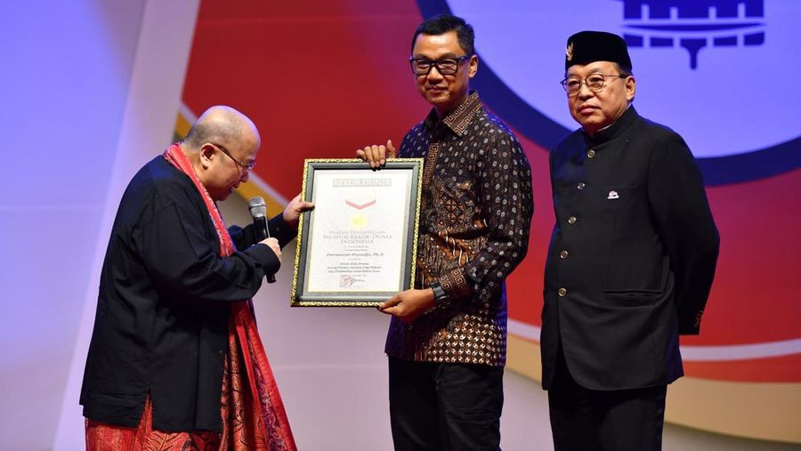 Direktur Utama PLN, Darmawan Prasodjo (tengah) menerima penghargaan MURI atas buku biografi Jokowi yang ditulisnya.