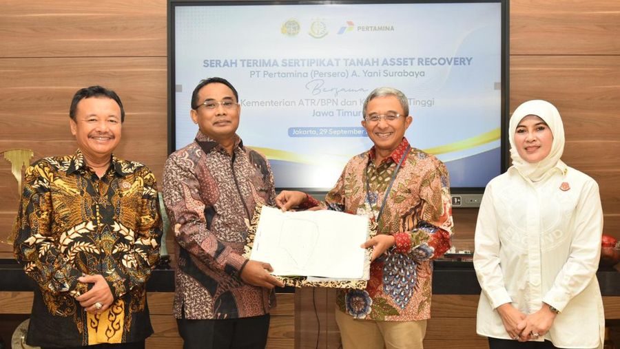 Penyerahan sertifikat aset dari Badan Pertanahan Nasional (BPN) kepada Pertamina di Kantor Pusat Pertamina, Jakarta, Jumat (29/9).
