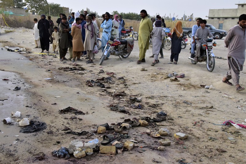 Petugas penyelamat membersihkan puing-puing masjid yang rusak, setelah ledakan bunuh diri di Hangu, Pakistan 29 September 2023. (REUTERS/Stringer)