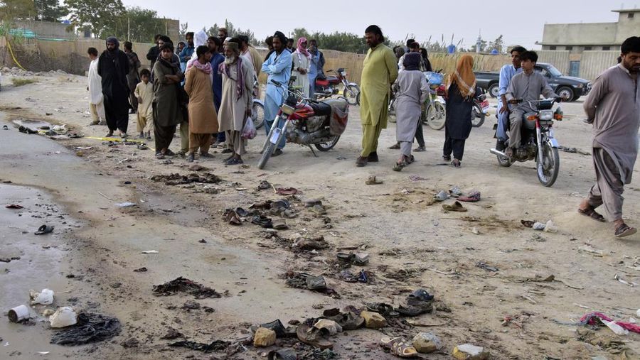 Petugas penyelamat membersihkan puing-puing masjid yang rusak, setelah ledakan bunuh diri di Hangu, Pakistan 29 September 2023. (REUTERS/Stringer)