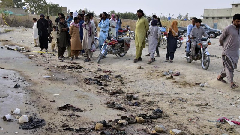 Petugas penyelamat membersihkan puing-puing masjid yang rusak, setelah ledakan bunuh diri di Hangu, Pakistan 29 September 2023. (REUTERS/Stringer)