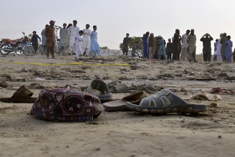 Petugas penyelamat membersihkan puing-puing masjid yang rusak, setelah ledakan bunuh diri di Hangu, Pakistan 29 September 2023. Petugas penyelamat membersihkan puing-puing masjid yang rusak, setelah ledakan bunuh diri di Hangu, Pakistan 29 September 2023. (REUTERS/Stringer)