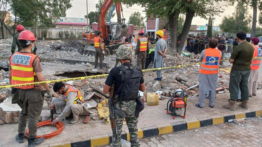 Petugas penyelamat membersihkan puing-puing masjid yang rusak, setelah ledakan bunuh diri di Hangu, Pakistan 29 September 2023. (REUTERS/Stringer)