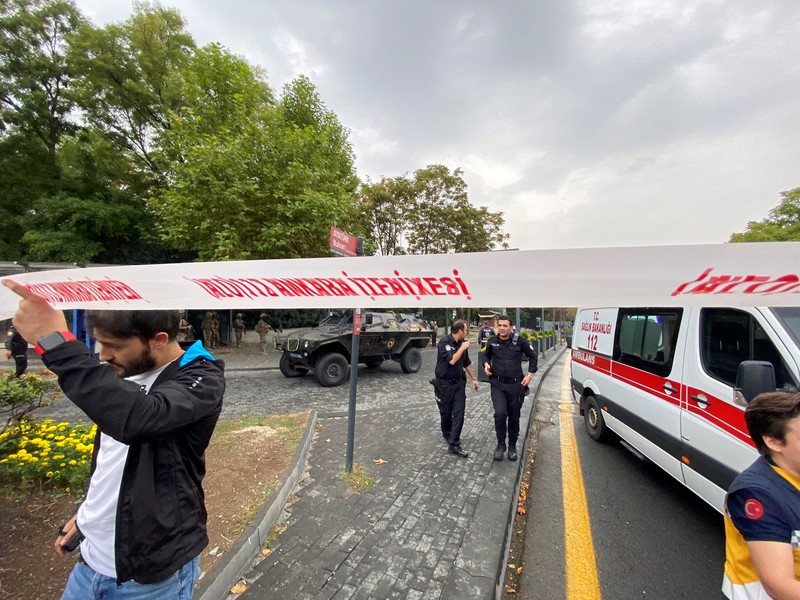 Seorang ahli penjinak bom bekerja di lokasi kejadian setelah serangan bom di Ankara, Turki 1 Oktober 2023. (REUTERS/Cagla Gurdogan)