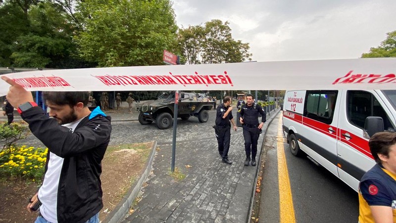 Seorang ahli penjinak bom bekerja di lokasi kejadian setelah serangan bom di Ankara, Turki 1 Oktober 2023. (REUTERS/Cagla Gurdogan)
