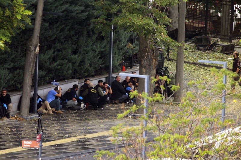 Seorang ahli penjinak bom bekerja di lokasi kejadian setelah serangan bom di Ankara, Turki 1 Oktober 2023. (REUTERS/Cagla Gurdogan)