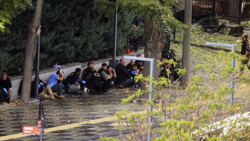 Seorang ahli penjinak bom bekerja di lokasi kejadian setelah serangan bom di Ankara, Turki 1 Oktober 2023. (REUTERS/Cagla Gurdogan)