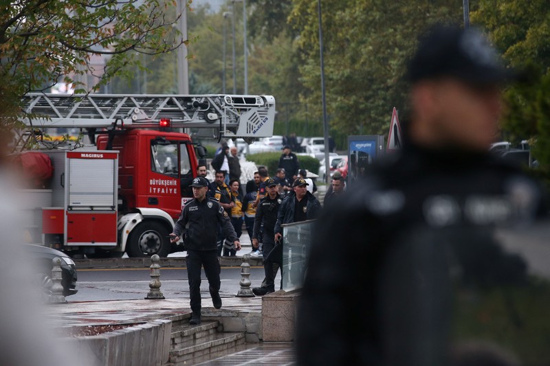 Seorang ahli penjinak bom bekerja di lokasi kejadian setelah serangan bom di Ankara, Turki 1 Oktober 2023. Seorang ahli penjinak bom bekerja di lokasi kejadian setelah serangan bom di Ankara, Turki 1 Oktober 2023. (REUTERS/Cagla Gurdogan)
