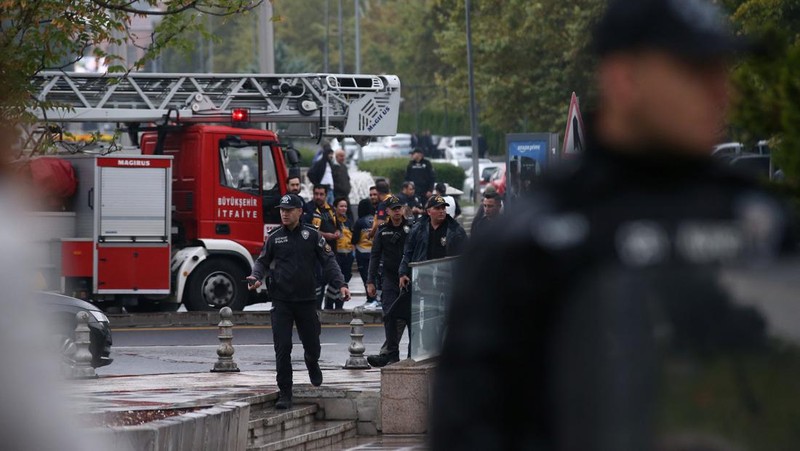 Seorang ahli penjinak bom bekerja di lokasi kejadian setelah serangan bom di Ankara, Turki 1 Oktober 2023. (REUTERS/Cagla Gurdogan)