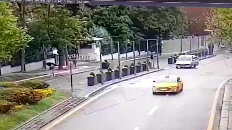 Sebuah kamera pengawas cctv menangkap momen detik-detik terjadinya bom bunuh diri yang terjadi di dekat gedung parlemen Turki, Ankara, Minggu (1/10). (Tangkapan Layar Video Reuters/TURKISH PARLIAMENT TV / DERMAN OZDEMIR)