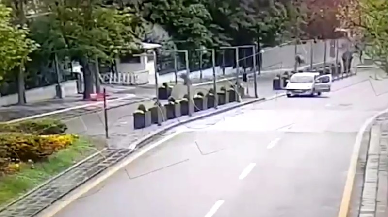 Sebuah kamera pengawas cctv menangkap momen detik-detik terjadinya bom bunuh diri yang terjadi di dekat gedung parlemen Turki, Ankara, Minggu (1/10). (Tangkapan Layar Video Reuters/TURKISH PARLIAMENT TV / DERMAN OZDEMIR)