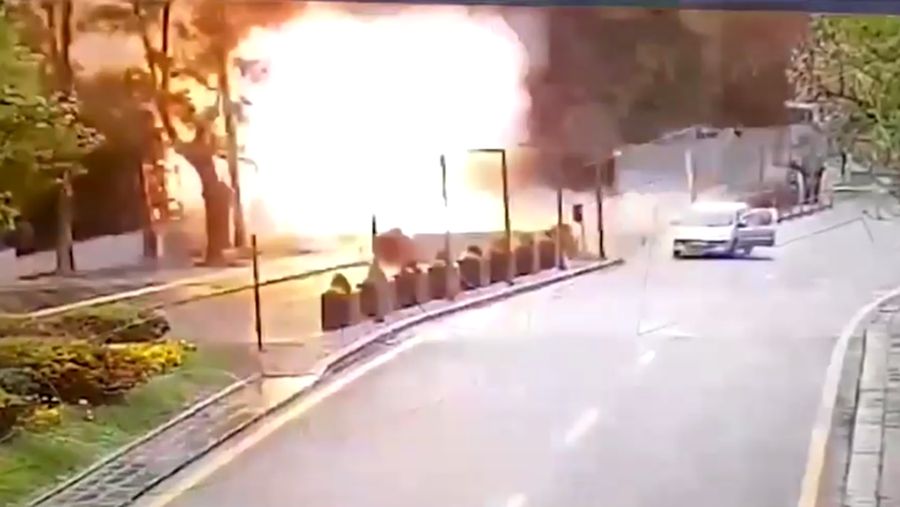 Sebuah kamera pengawas cctv menangkap momen detik-detik terjadinya bom bunuh diri yang terjadi di dekat gedung parlemen Turki, Ankara, Minggu (1/10). (Tangkapan Layar Video Reuters/TURKISH PARLIAMENT TV / DERMAN OZDEMIR)