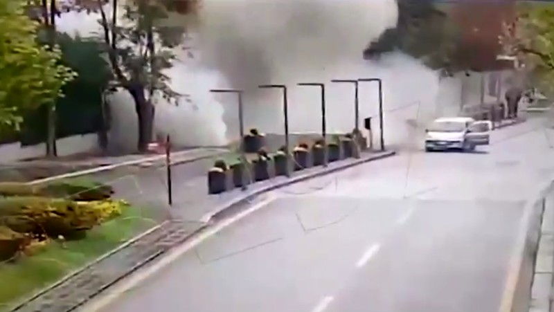Sebuah kamera pengawas cctv menangkap momen detik-detik terjadinya bom bunuh diri yang terjadi di dekat gedung parlemen Turki, Ankara, Minggu (1/10). Sebuah kamera pengawas cctv menangkap momen detik-detik terjadinya bom bunuh diri yang terjadi di dekat gedung parlemen Turki, Ankara, Minggu (1/10). (Tangkapan Layar Video Reuters/TURKISH PARLIAMENT TV / DERMAN OZDEMIR)
