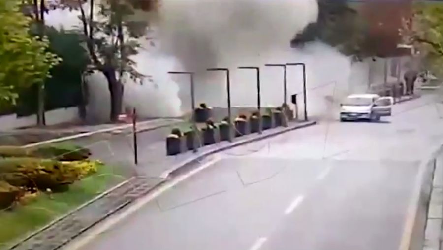 Sebuah kamera pengawas cctv menangkap momen detik-detik terjadinya bom bunuh diri yang terjadi di dekat gedung parlemen Turki, Ankara, Minggu (1/10). (Tangkapan Layar Video Reuters/TURKISH PARLIAMENT TV / DERMAN OZDEMIR)