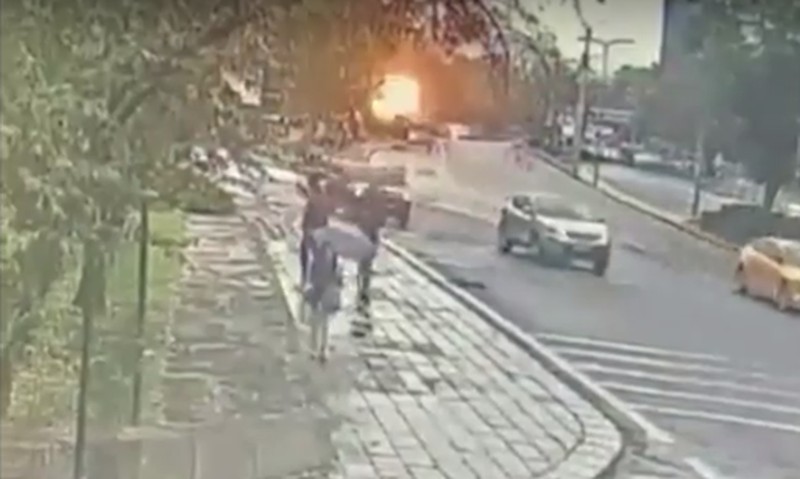 Sebuah kamera pengawas cctv menangkap momen detik-detik terjadinya bom bunuh diri yang terjadi di dekat gedung parlemen Turki, Ankara, Minggu (1/10). Sebuah kamera pengawas cctv menangkap momen detik-detik terjadinya bom bunuh diri yang terjadi di dekat gedung parlemen Turki, Ankara, Minggu (1/10). (Tangkapan Layar Video Reuters/TURKISH PARLIAMENT TV / DERMAN OZDEMIR)