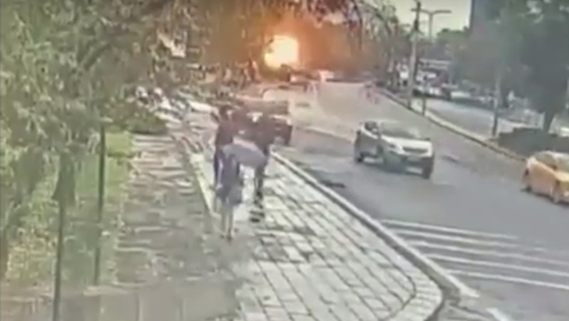 Sebuah kamera pengawas cctv menangkap momen detik-detik terjadinya bom bunuh diri yang terjadi di dekat gedung parlemen Turki, Ankara, Minggu (1/10). (Tangkapan Layar Video Reuters/TURKISH PARLIAMENT TV / DERMAN OZDEMIR)