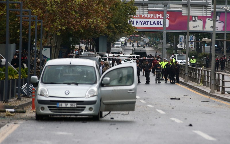 Seorang ahli penjinak bom bekerja di lokasi kejadian setelah serangan bom di Ankara, Turki 1 Oktober 2023. Seorang ahli penjinak bom bekerja di lokasi kejadian setelah serangan bom di Ankara, Turki 1 Oktober 2023. (REUTERS/Cagla Gurdogan)