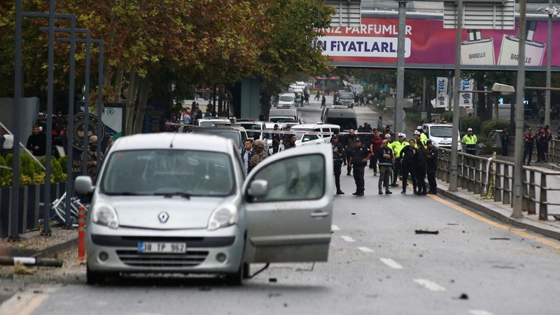 Seorang ahli penjinak bom bekerja di lokasi kejadian setelah serangan bom di Ankara, Turki 1 Oktober 2023. (REUTERS/Cagla Gurdogan)