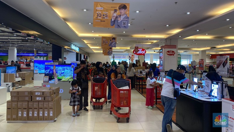 Sejumlah pengunjung Transmart Cempaka Putih melihat produk yang ditawarkan dalam promo saat Transmart full day sale kembali hadir. Sejumlah pengunjung Transmart Cempaka Putih melihat produk yang ditawarkan dalam promo saat Transmart full day sale kembali hadir. (CNBC Indonesia/Eqqi Saputra)