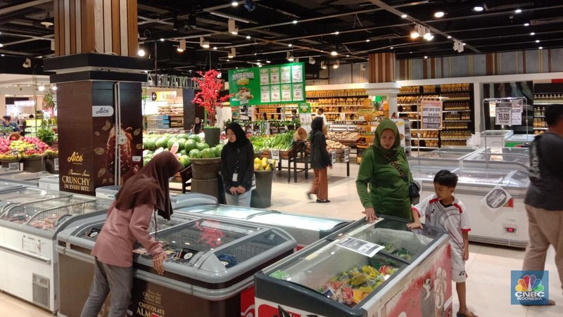 Sejumlah pengunjung Transmart Cempaka Putih melihat produk yang ditawarkan dalam promo saat Transmart full day sale kembali hadir. (CNBC Indonesia/Eqqi Saputra)