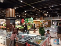 Habis Gajian, Emak-emak Langsung Serbu Diskon Transmart