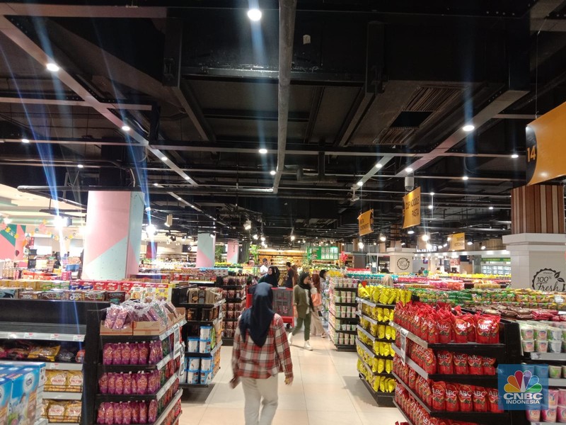 Sejumlah pengunjung Transmart Cempaka Putih melihat produk yang ditawarkan dalam promo saat Transmart full day sale kembali hadir. (CNBC Indonesia/Eqqi Saputra)