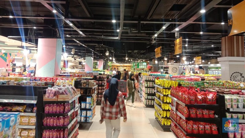 Sejumlah pengunjung Transmart Cempaka Putih melihat produk yang ditawarkan dalam promo saat Transmart full day sale kembali hadir. (CNBC Indonesia/Eqqi Saputra)
