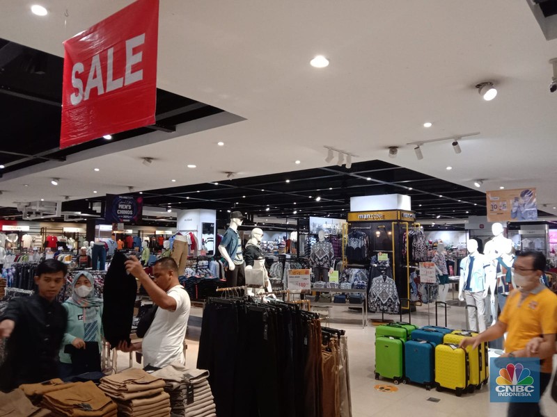 Sejumlah pengunjung Transmart Cempaka Putih melihat produk yang ditawarkan dalam promo saat Transmart full day sale kembali hadir. (CNBC Indonesia/Eqqi Saputra)