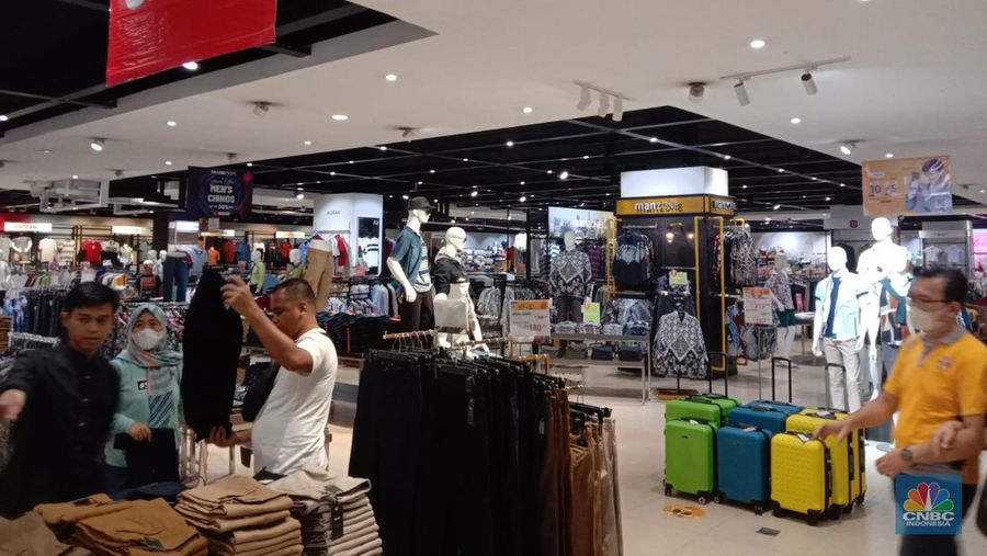 Sejumlah pengunjung Transmart Cempaka Putih melihat produk yang ditawarkan dalam promo saat Transmart full day sale kembali hadir. (CNBC Indonesia/Eqqi Saputra)