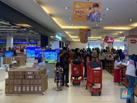 Potret Warga Berburu Elektronik di Transmart Full Day Sale