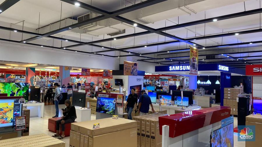 Sejumlah pengunjung Transmart Cempaka Putih melihat produk yang ditawarkan dalam promo saat Transmart full day sale kembali hadir. (CNBC Indonesia/Bramudya Prabowo)