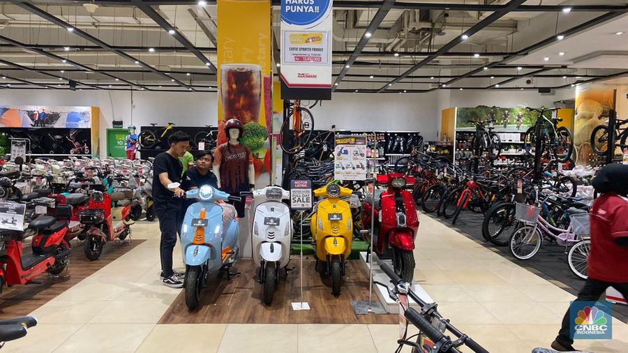 Sejumlah pengunjung Transmart Cempaka Putih melihat produk yang ditawarkan dalam promo saat Transmart full day sale kembali hadir. (CNBC Indonesia/Bramudya Prabowo)