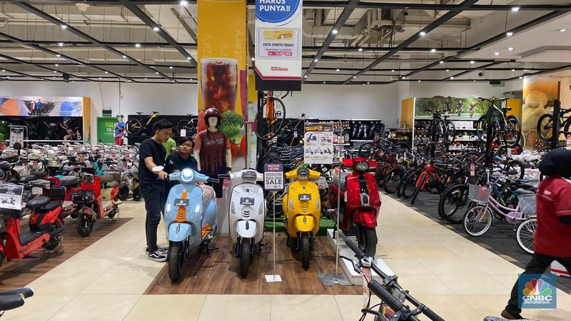 Sejumlah pengunjung Transmart Cempaka Putih melihat produk yang ditawarkan dalam promo saat Transmart full day sale kembali hadir. (CNBC Indonesia/Bramudya Prabowo)