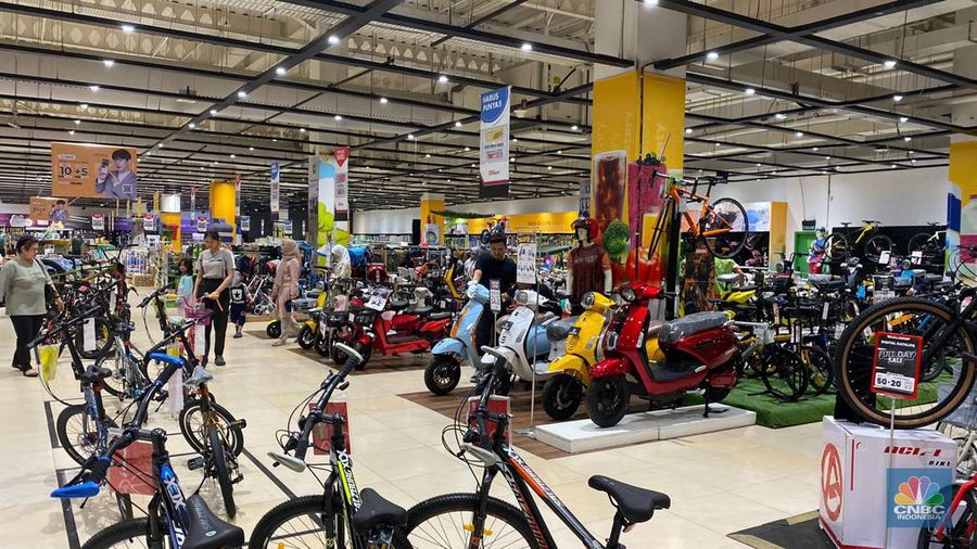 Sejumlah pengunjung Transmart Cempaka Putih melihat produk yang ditawarkan dalam promo saat Transmart full day sale kembali hadir. (CNBC Indonesia/Bramudya Prabowo)