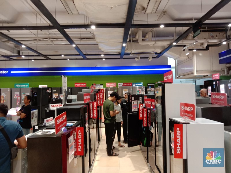 Sejumlah pengunjung Transmart Cempaka Putih melihat produk yang ditawarkan dalam promo saat Transmart full day sale kembali hadir. Sejumlah pengunjung Transmart Cempaka Putih melihat produk yang ditawarkan dalam promo saat Transmart full day sale kembali hadir. (CNBC Indonesia/Eqqi Saputra)
