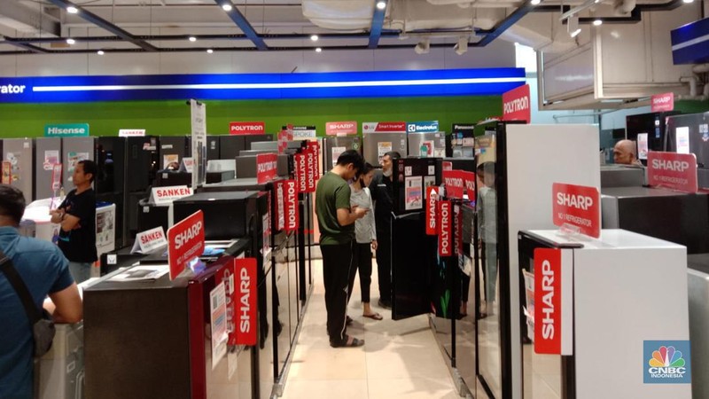 Sejumlah pengunjung Transmart Cempaka Putih melihat produk yang ditawarkan dalam promo saat Transmart full day sale kembali hadir. (CNBC Indonesia/Eqqi Saputra)