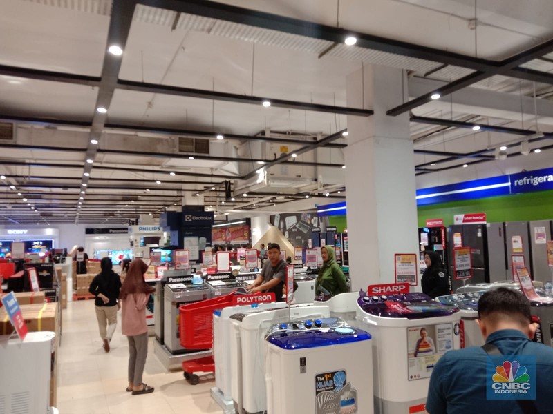 Sejumlah pengunjung Transmart Cempaka Putih melihat produk yang ditawarkan dalam promo saat Transmart full day sale kembali hadir. Sejumlah pengunjung Transmart Cempaka Putih melihat produk yang ditawarkan dalam promo saat Transmart full day sale kembali hadir. (CNBC Indonesia/Bramudya Prabowo)