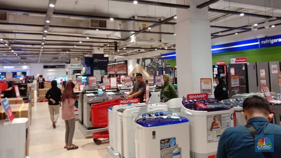 Sejumlah pengunjung Transmart Cempaka Putih melihat produk yang ditawarkan dalam promo saat Transmart full day sale kembali hadir. (CNBC Indonesia/Bramudya Prabowo)