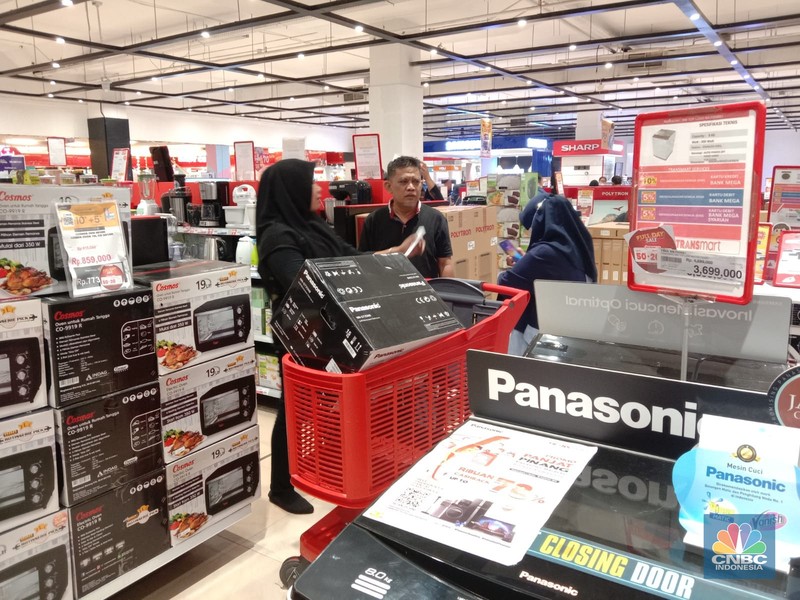 Sejumlah pengunjung Transmart Cempaka Putih melihat produk yang ditawarkan dalam promo saat Transmart full day sale kembali hadir. Sejumlah pengunjung Transmart Cempaka Putih melihat produk yang ditawarkan dalam promo saat Transmart full day sale kembali hadir. (CNBC Indonesia/Eqqi Saputra)