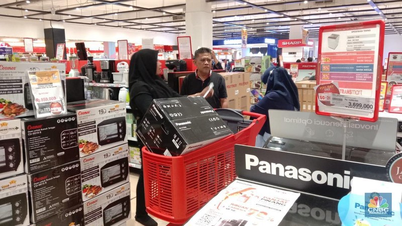 Sejumlah pengunjung Transmart Cempaka Putih melihat produk yang ditawarkan dalam promo saat Transmart full day sale kembali hadir. (CNBC Indonesia/Eqqi Saputra)