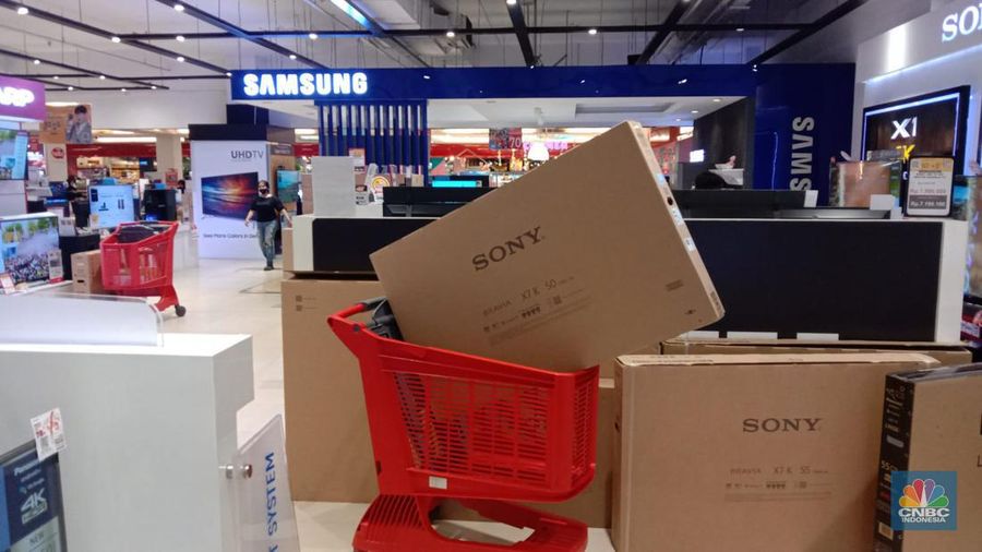 Sejumlah pengunjung Transmart Cempaka Putih melihat produk yang ditawarkan dalam promo saat Transmart full day sale kembali hadir. (CNBC Indonesia/Eqqi Saputra)