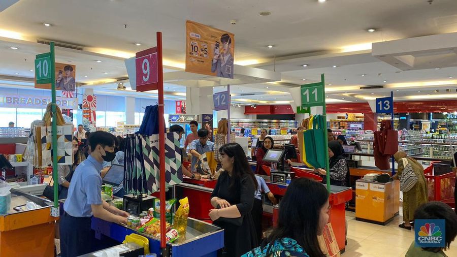 Sejumlah pengunjung Transmart Cempaka Putih melihat produk yang ditawarkan dalam promo saat Transmart full day sale kembali hadir. (CNBC Indonesia/Bramudya Prabowo)